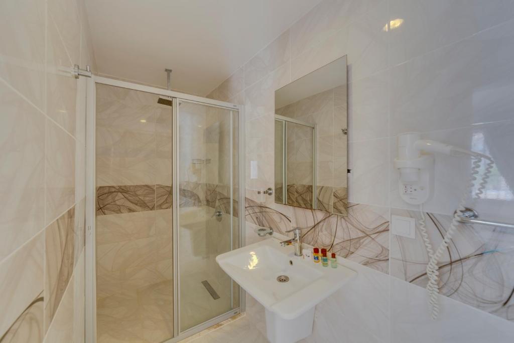 Koupelna v ubytování Marcan Beach Hotel ADULT ONLY