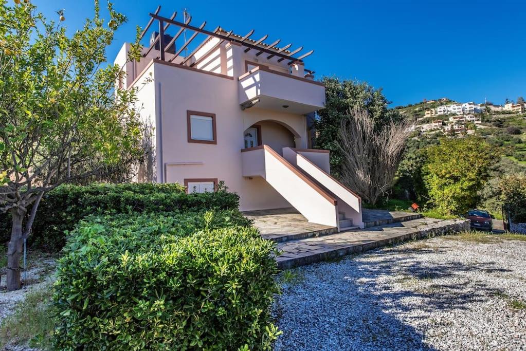 ein Haus mit Treppen, die zu einem Haus führen in der Unterkunft Olive Garden Vila in Exopoli