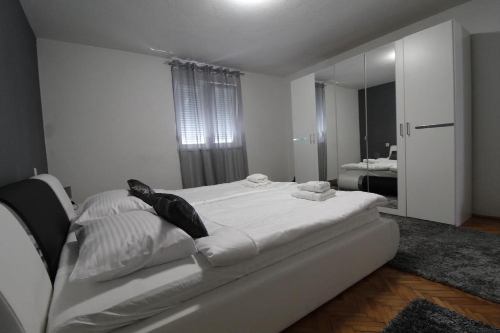 Posteľ alebo postele v izbe v ubytovaní Apartment Matijas, 3 bedroom apt with terrace and PARKING