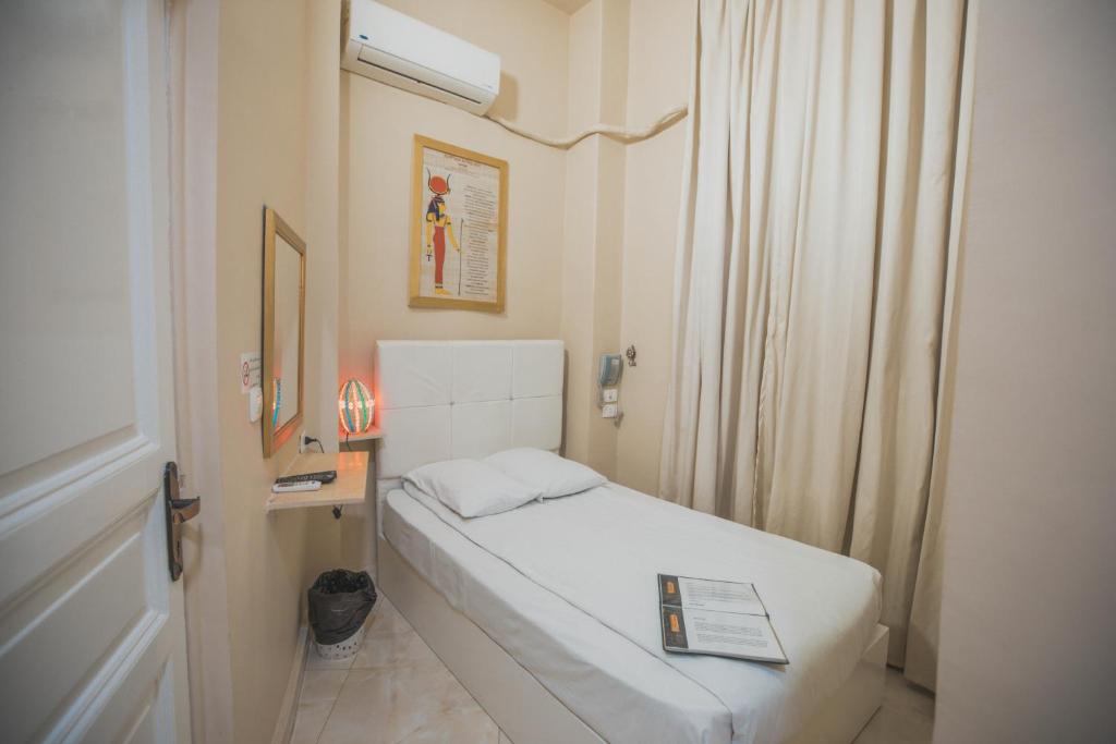 Uma casa de banho em Tahrir Plaza Suites - Museum View