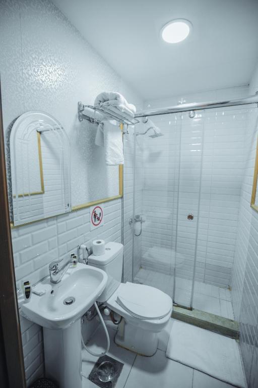 Uma casa de banho em Tahrir Plaza Suites - Museum View