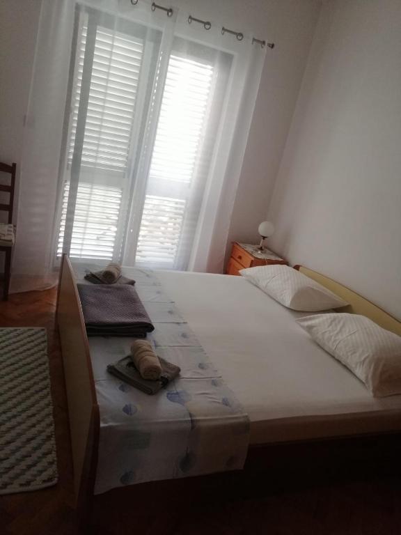 Posteľ alebo postele v izbe v ubytovaní Apartman Miljko Podgora