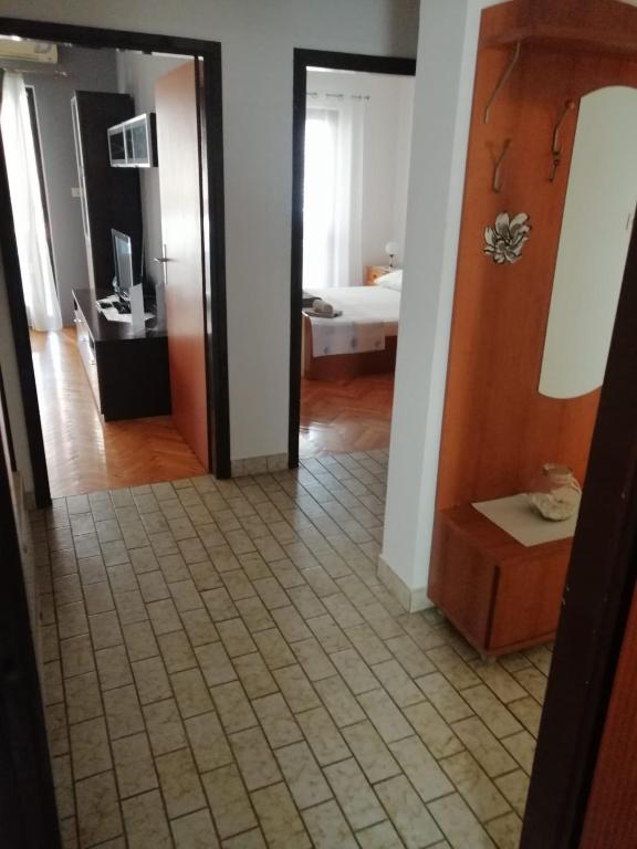 Posteľ alebo postele v izbe v ubytovaní Apartman Miljko Podgora