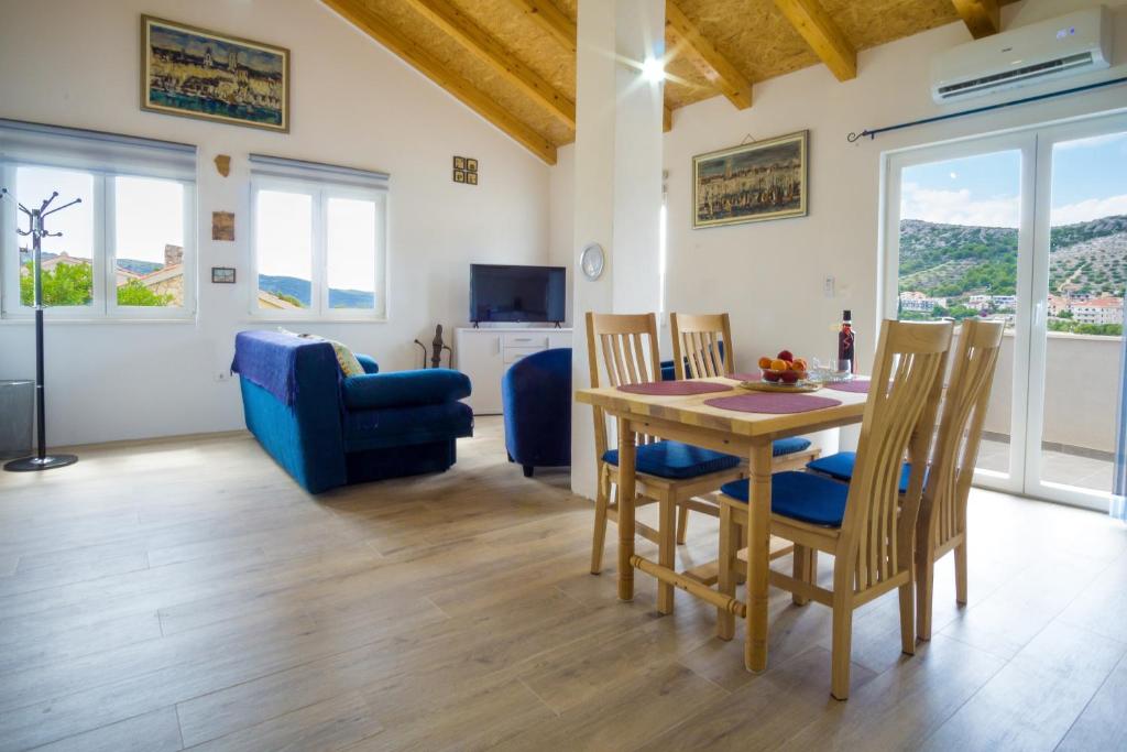 Televízia a/alebo spoločenská miestnosť v ubytovaní Two room apartment on the beach-Zoranka