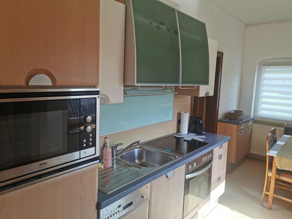 cocina con fregadero y microondas en Apartments in der Nähe von Red Bull Ring en Proleb