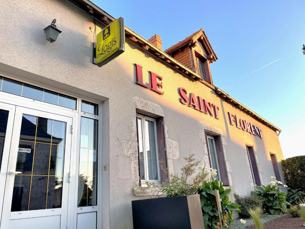 un edificio con un letrero que lee helix de hielo santa en Logis Hôtel Le Saint Florent, en Mont-près-Chambord