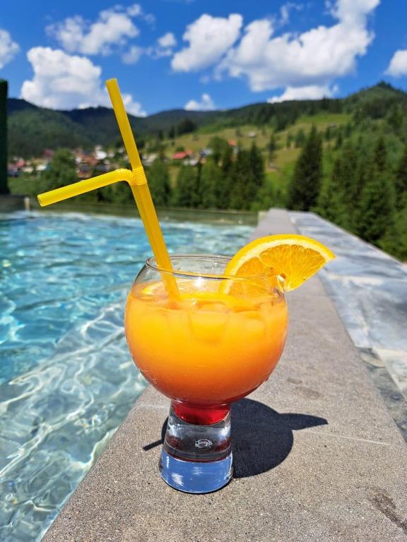 Bazén v ubytování Красна Поляна Family Club Resorts nebo v jeho okolí