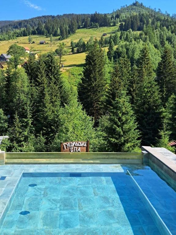 Nespecifikovaný výhled na hory nebo výhled na hory při pohledu z hotelu