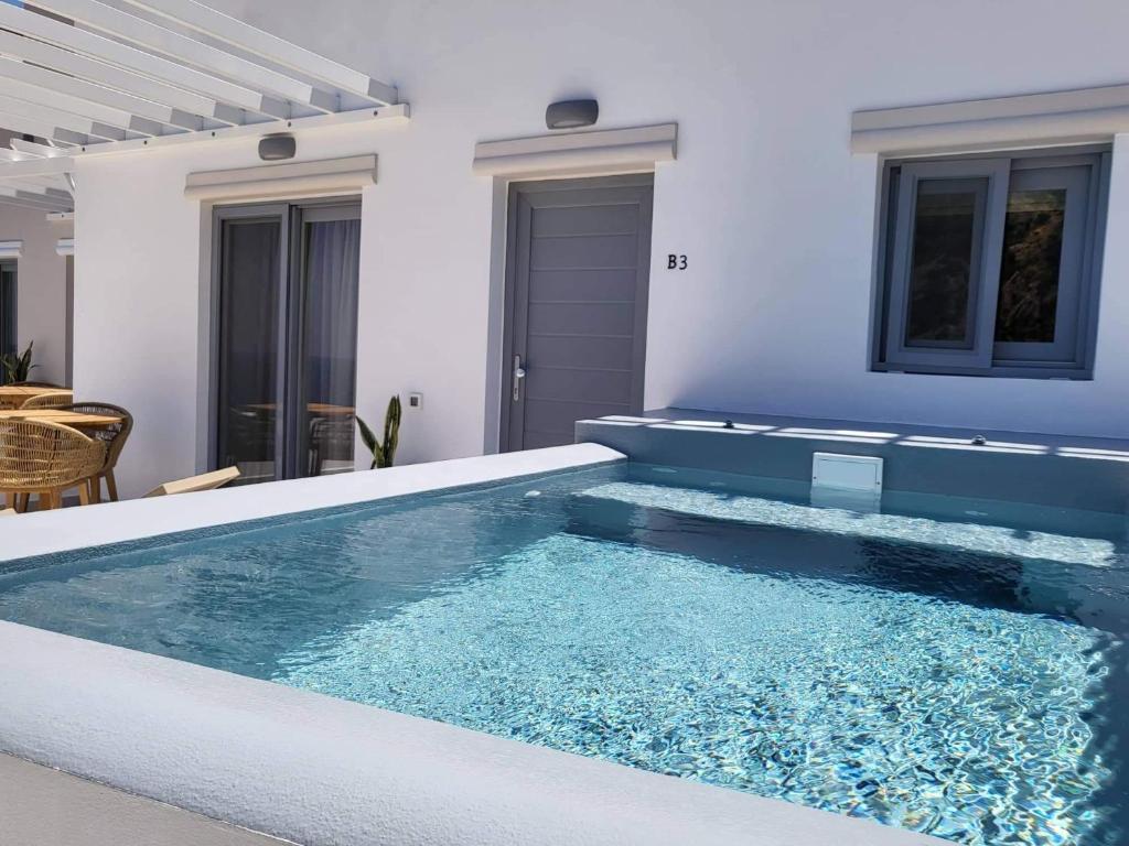 Bazén v ubytování Agnantema luxury suites nebo v jeho okolí