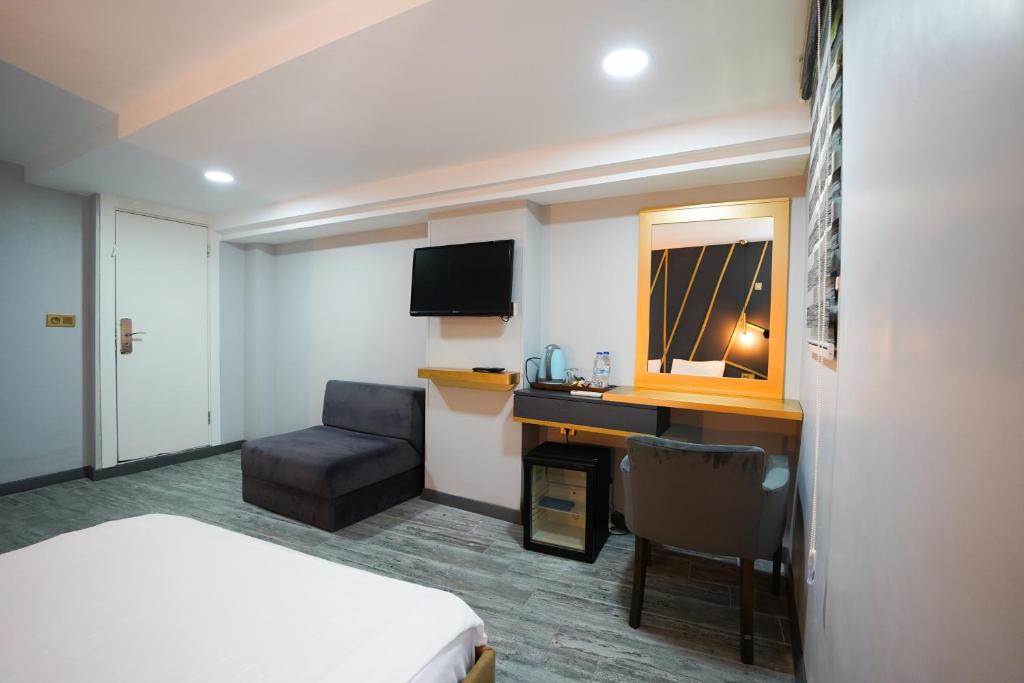 A television and/or entertainment centre at Time Hotel Mecidiyekoy