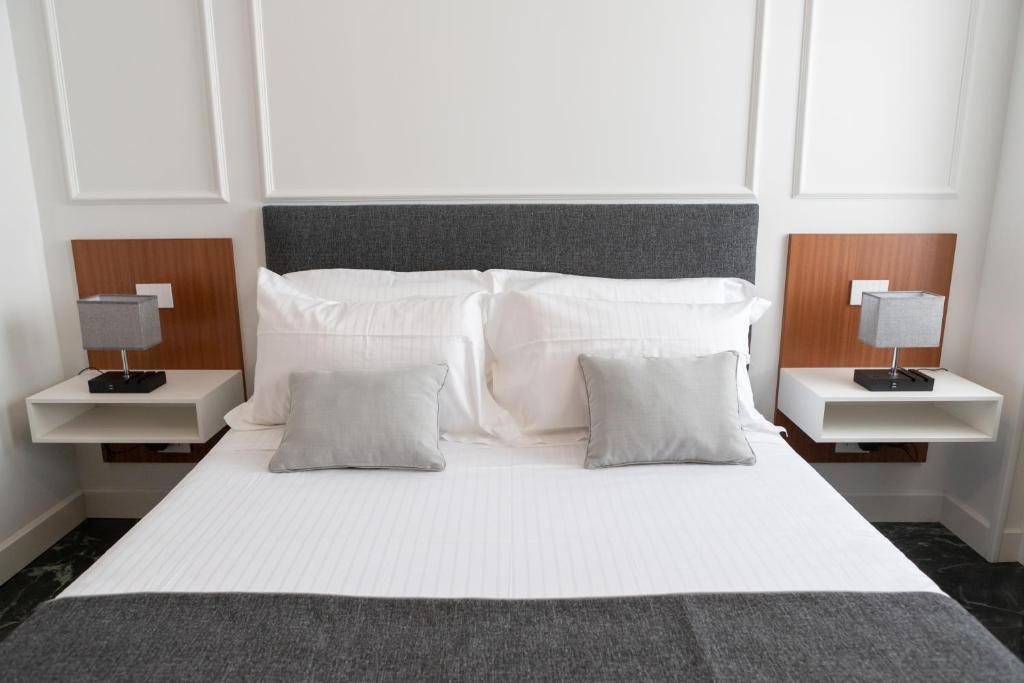 Posteľ alebo postele v izbe v ubytovaní Domus Prestige -Suite Repubblica- In Central Rome