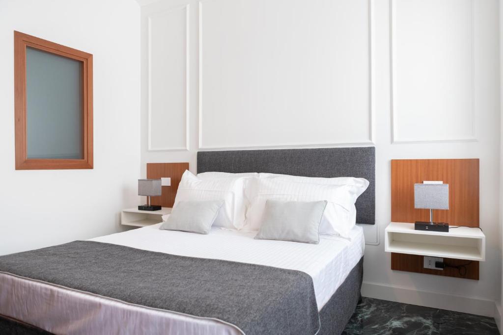 Posteľ alebo postele v izbe v ubytovaní Domus Prestige -Suite Repubblica- In Central Rome