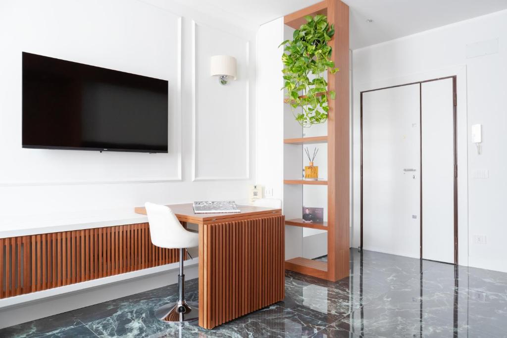 Televízia a/alebo spoločenská miestnosť v ubytovaní Domus Prestige -Suite Repubblica- In Central Rome
