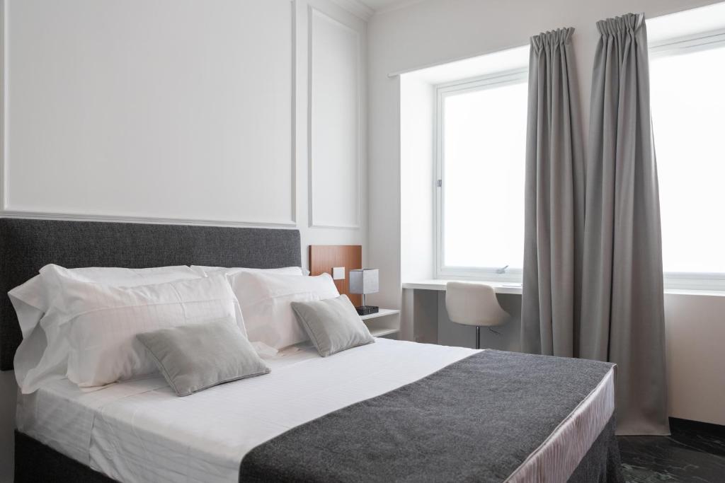 Posteľ alebo postele v izbe v ubytovaní Domus Prestige -Suite Repubblica- In Central Rome