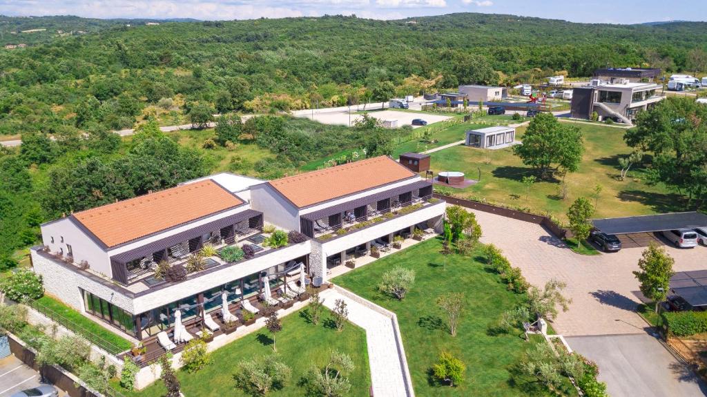 Nespecifikovaný výhled na hory nebo výhled na hory při pohledu z hotelu