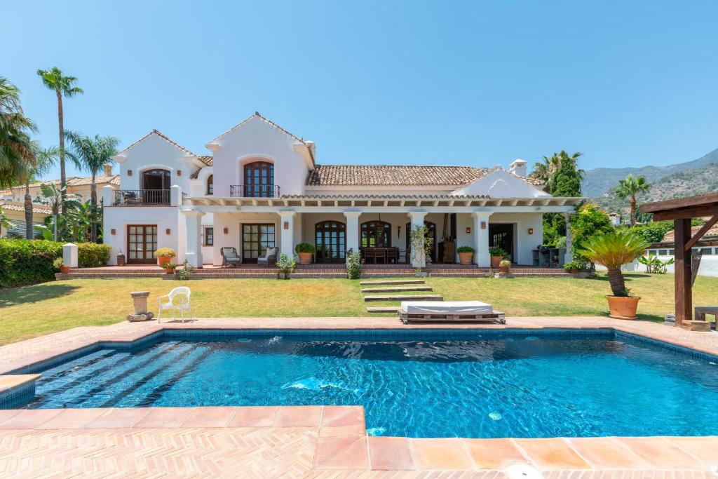 Bazén v ubytovaní Villa Casa Sol Encantadora villa con piscina alebo v jeho blízkosti