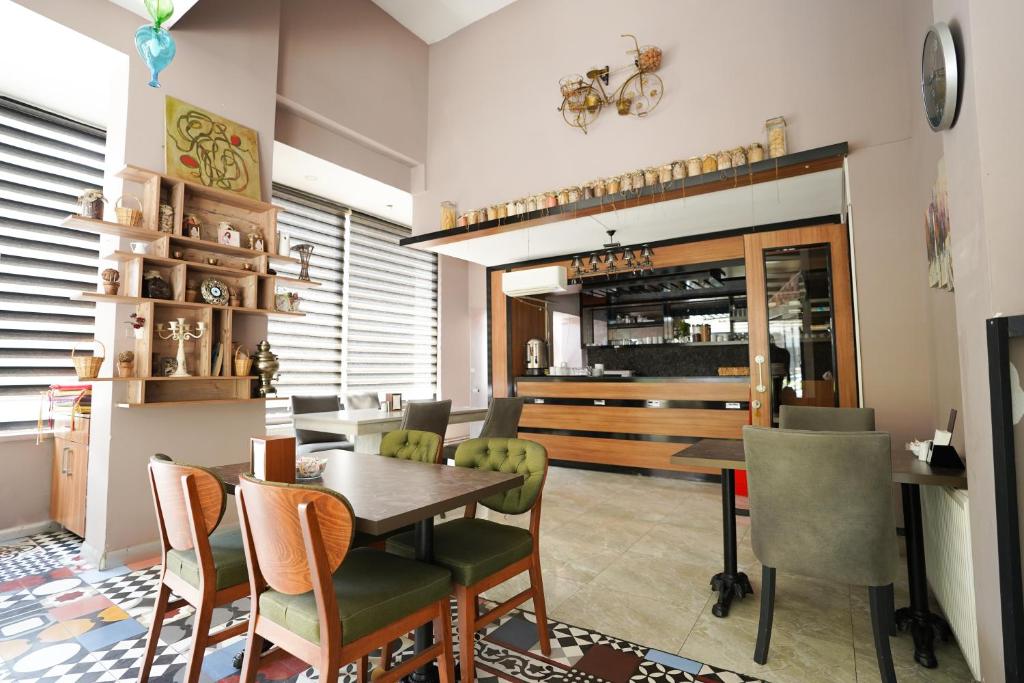 The lounge or bar area at Time Hotel Mecidiyekoy