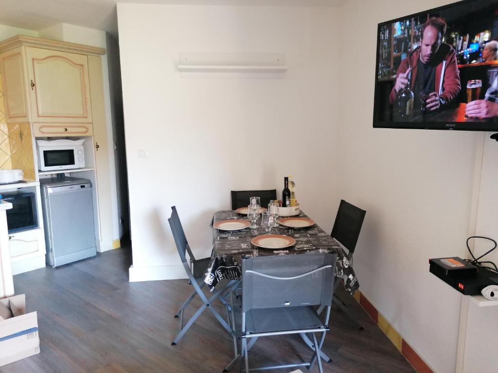 Kuchyňa alebo kuchynka v ubytovaní appartement au LAGON BLEU à Fréjus, garage, tennis & piscine 1200 M2
