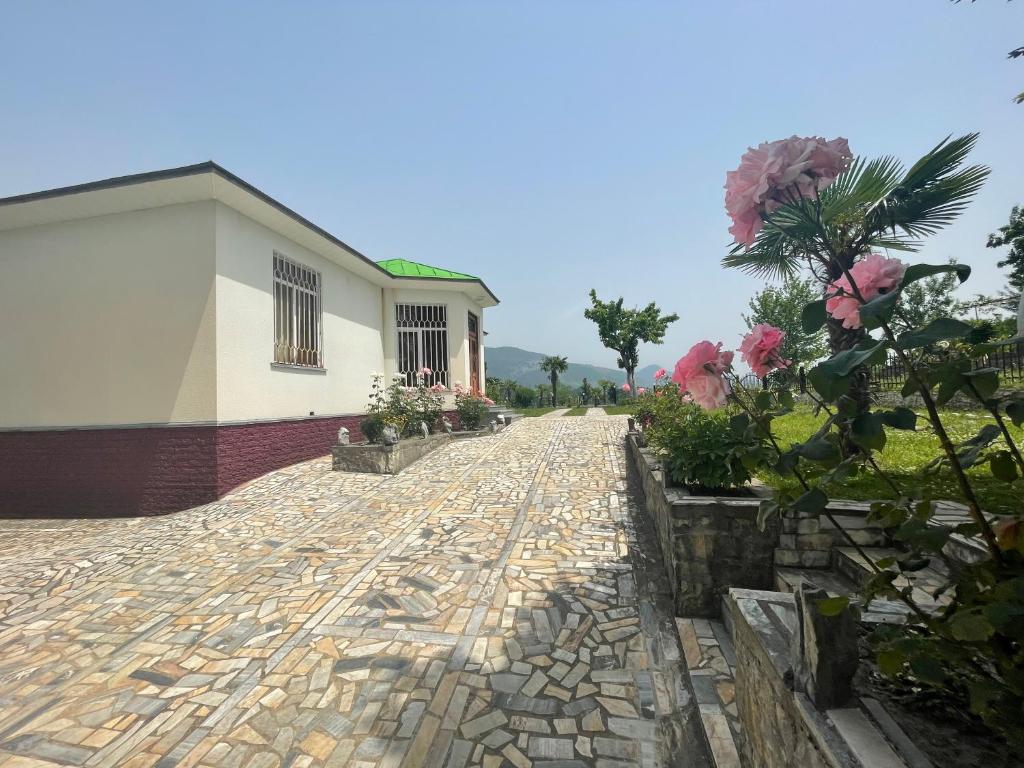 Jardí fora de Kokhta guest house On the mountain
