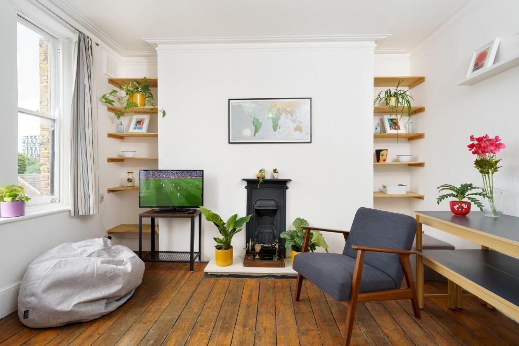 a living room with a desk and a fireplace at 50 meters to the metro in London