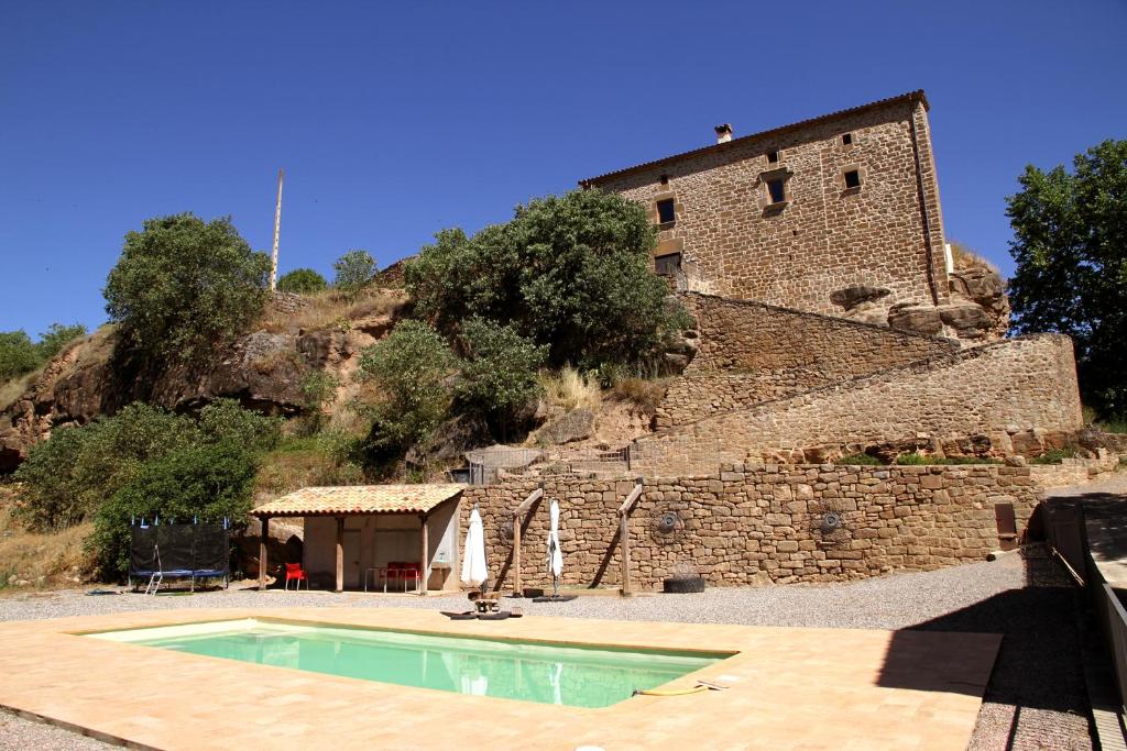 uma pequena piscina em frente a um edifício em La Torreta d'Olius em Olíus