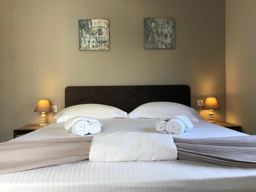 A bed or beds in a room at Gallery House in Drama