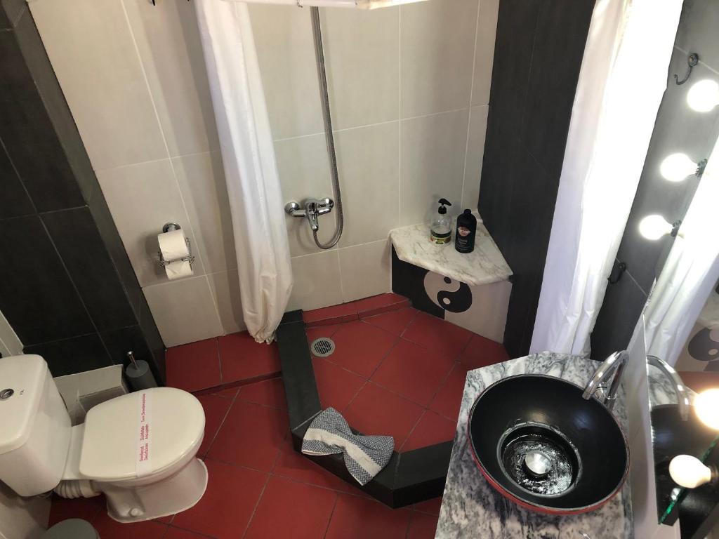 A bathroom at Gallery House in Drama