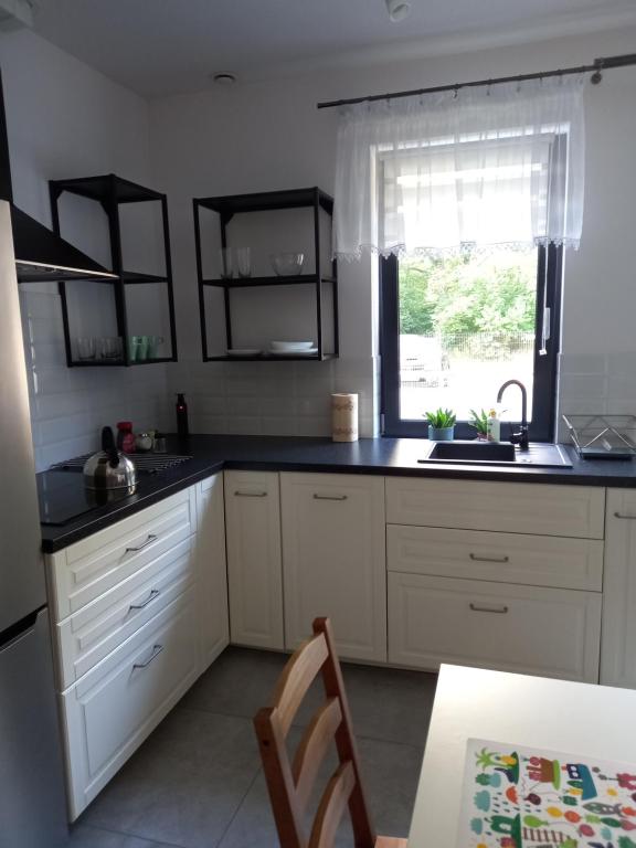 Kuchyňa alebo kuchynka v ubytovaní Apartament przy Obozie