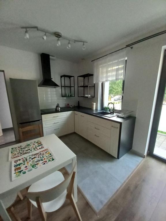 Kuchyňa alebo kuchynka v ubytovaní Apartament przy Obozie