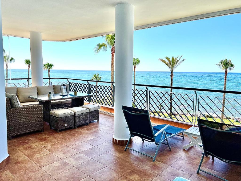 ミハス・コスタにあるMI CAPRICHO 170 Beachfront Apartmentの海の景色を望むリビングルーム