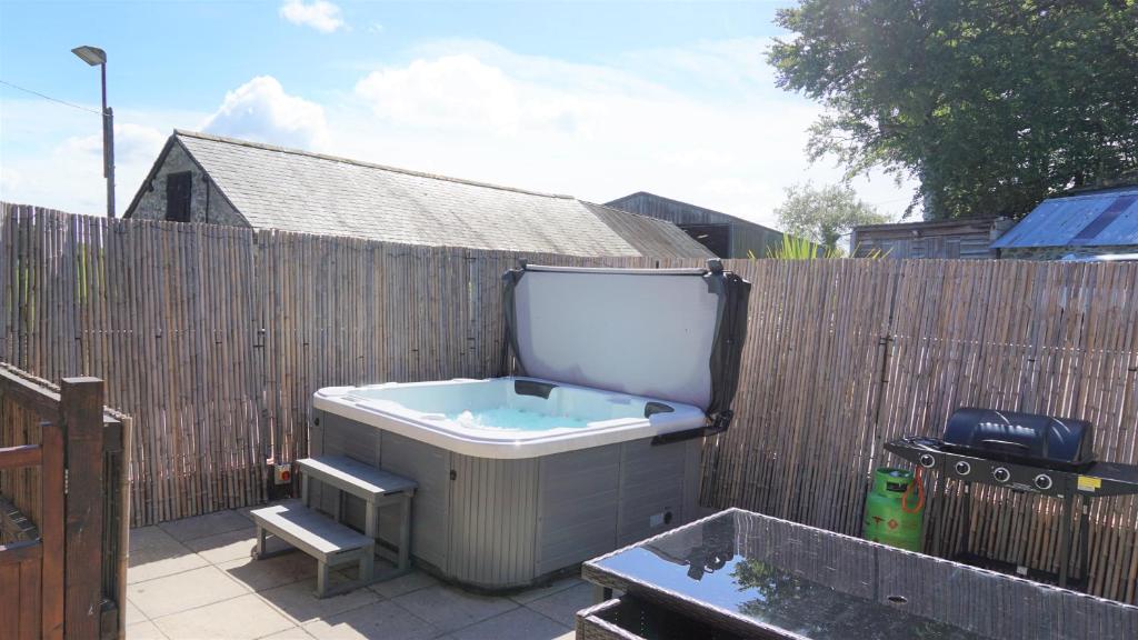 Shepherd's Watch Cottage - 5* Cyfie Farm with private hot tub