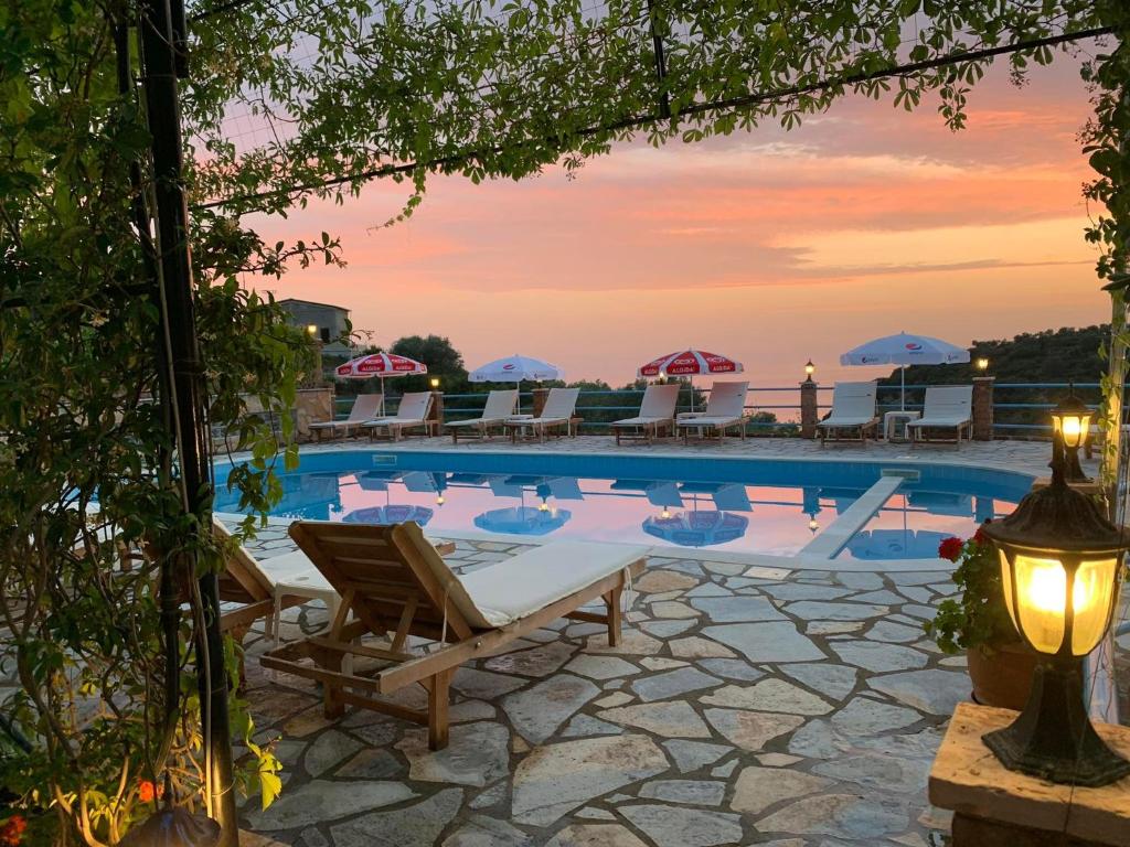 Piscina a Itaka Hotel Lukova o a prop