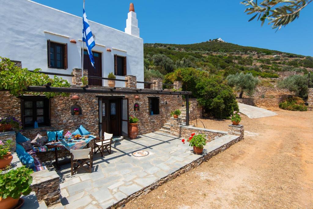 een extern uitzicht op een huis met een patio bij Sifnos' Green and Blue in Sifnos