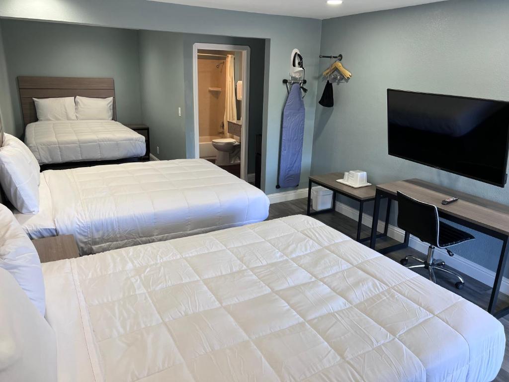 Surf City Inn & Suites - Habitación Triple Superior