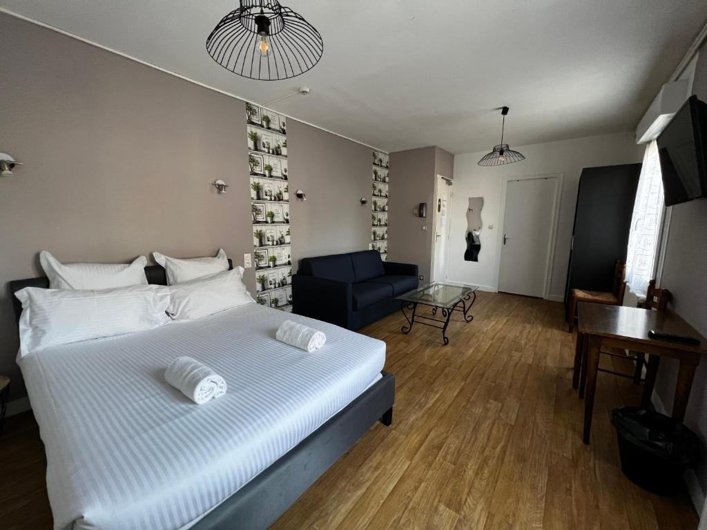 Postel nebo postele na pokoji v ubytování Contact Hotel Les Montois