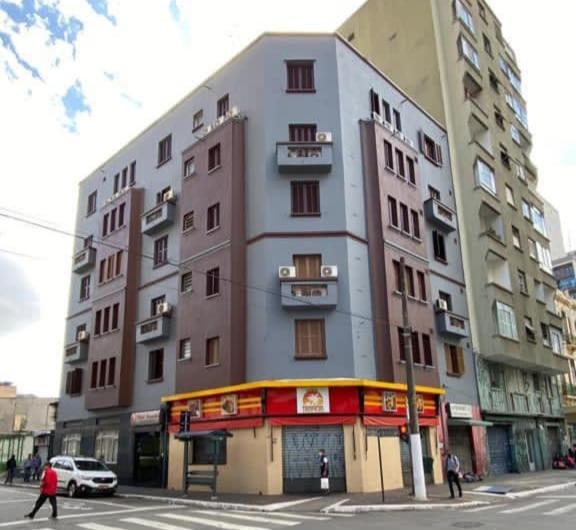 a large building on the corner of a street at Hotel Tropicália próximo a 25 de março , Brás e Bom Retiro "Com estacionamento conveniado ao lado do hotel" in São Paulo