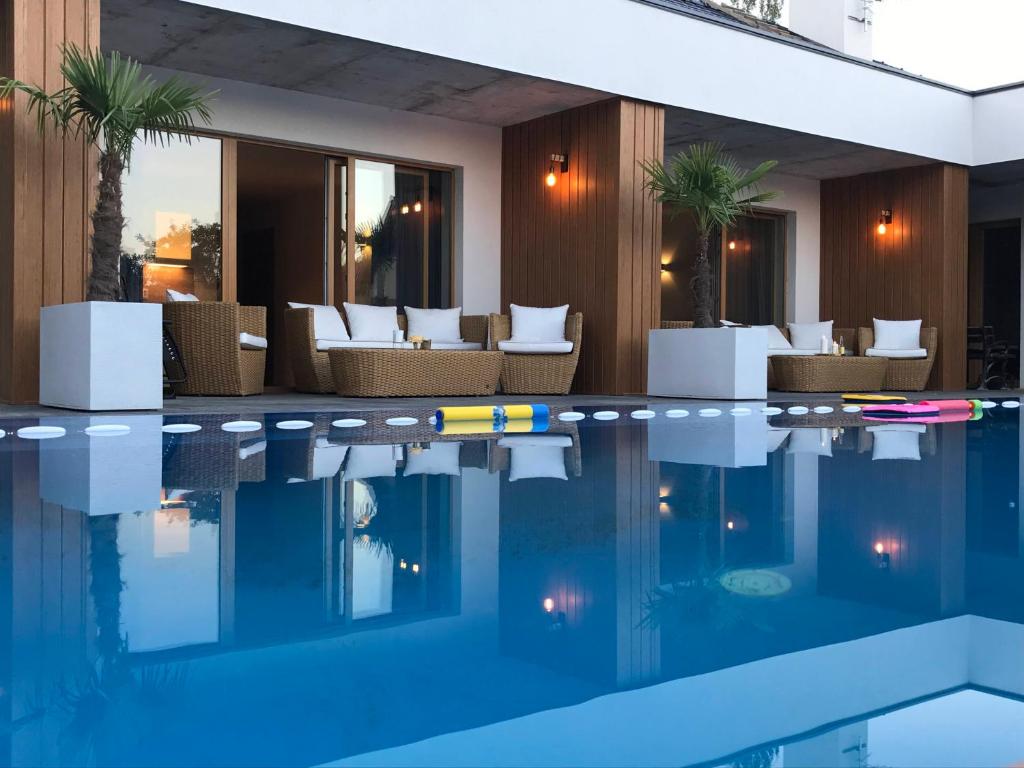 un hotel con piscina en una habitación en Bryza Morska, en Świnoujście