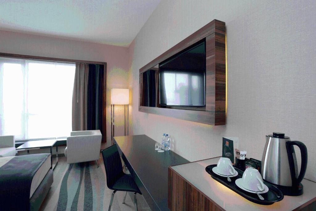 Televízia a/alebo spoločenská miestnosť v ubytovaní Warsaw Plaza Hotel