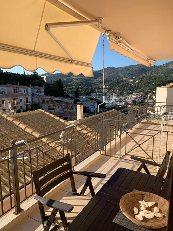 balkon z krzesłami, stołem i parasolem w obiekcie SIVOTA APPARTMENT 2 w mieście Sivota