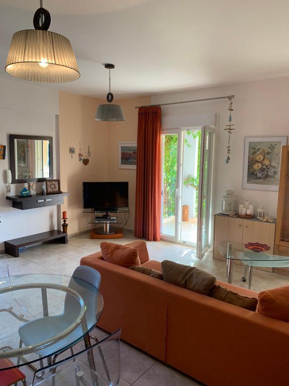 salon z kanapą i telewizorem w obiekcie SIVOTA APPARTMENT 2 w mieście Sivota