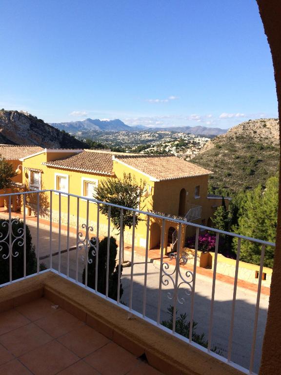 A general mountain view or a mountain view taken from Az apartmant