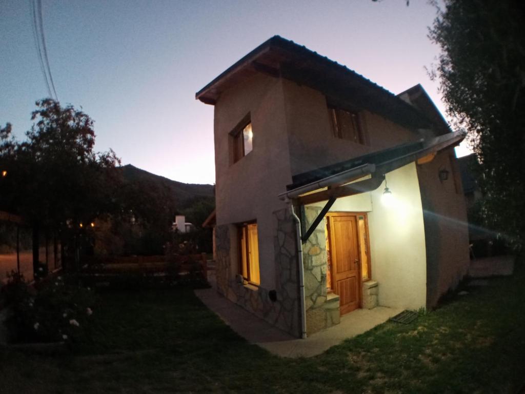 una pequeña casa con una puerta en el patio en Alojamiento Turistico Yazaar en San Carlos de Bariloche