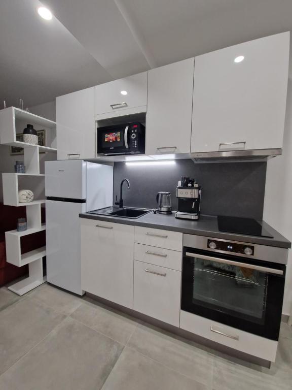 Kuchyňa alebo kuchynka v ubytovaní Apartment Cvita in city center