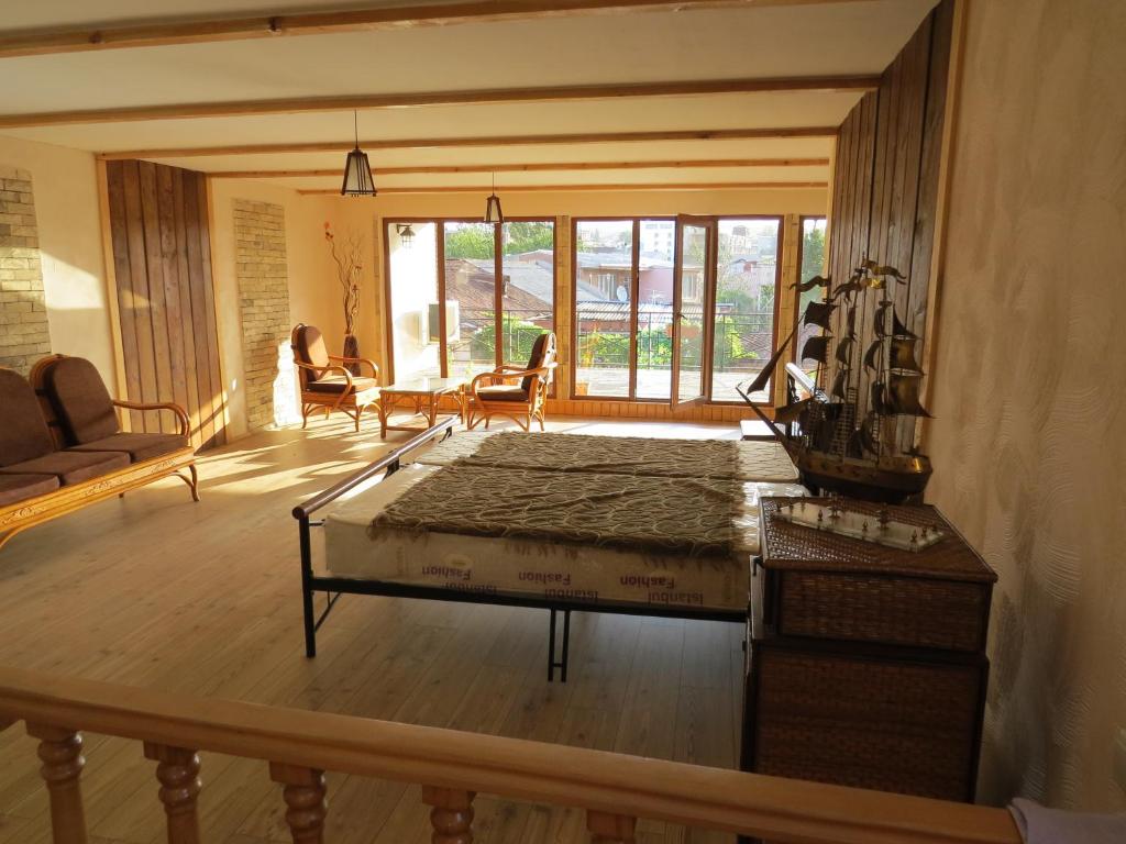 een woonkamer met een tafel in het midden van een kamer bij Kutaisi Center Guesthouse in Koetaisi