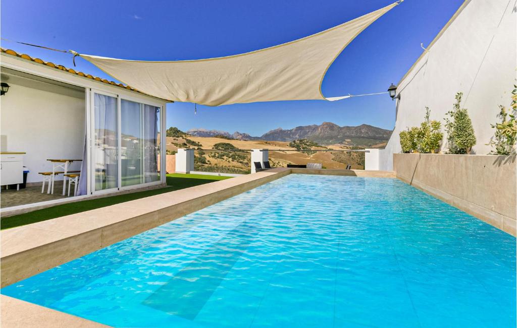 - une piscine dans l'arrière-cour d'une maison dans l'établissement Beautiful Home In Montecorto With Kitchen, à Montecorto