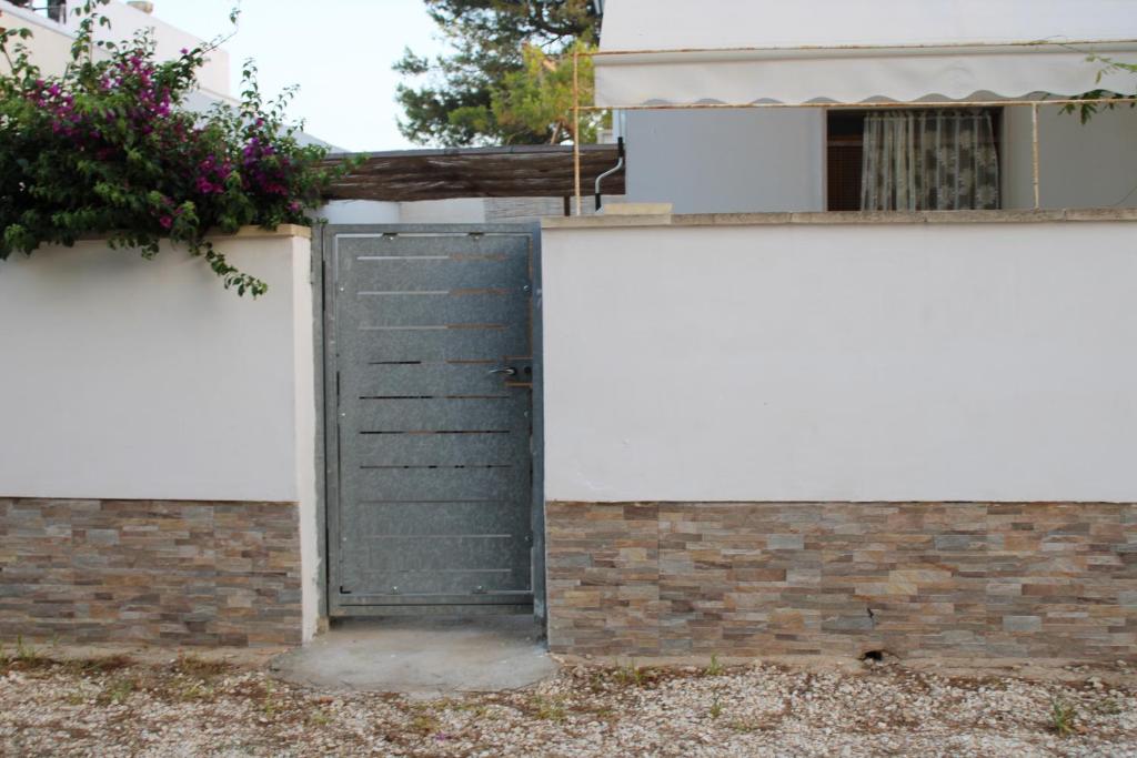 eine Tür an der Seite eines Hauses in der Unterkunft casa pita mini in Torre Colimena