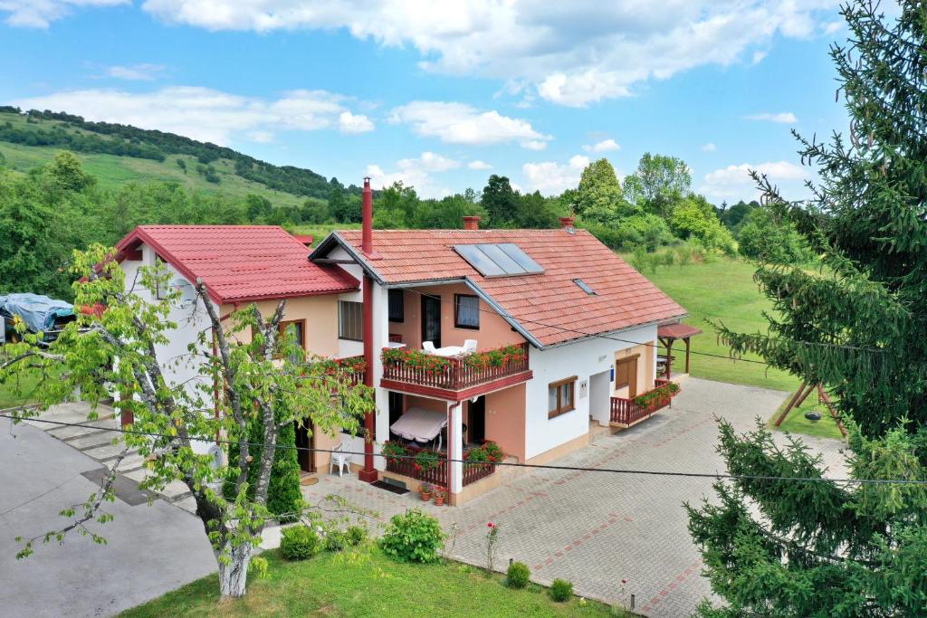 una vista aérea de una casa con paneles solares en su techo en Guesthouse Ante Hodak, en Selište Drežničko