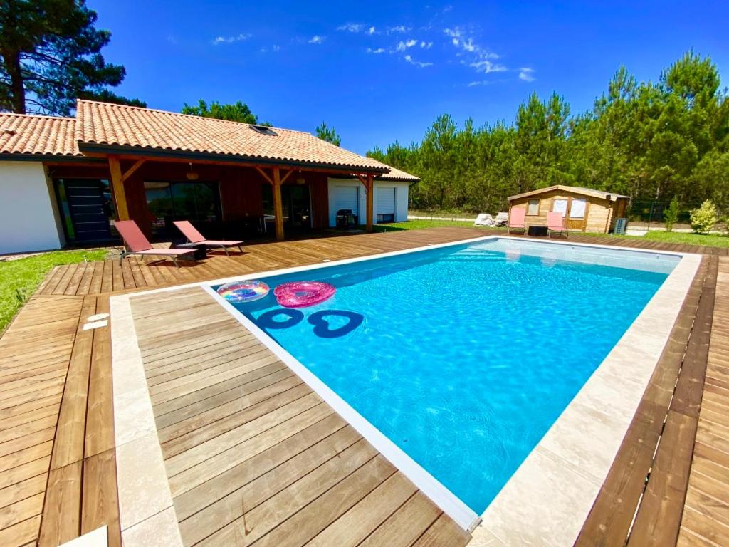 בריכת השחייה שנמצאת ב-Magnifique villa avec piscine או באזור