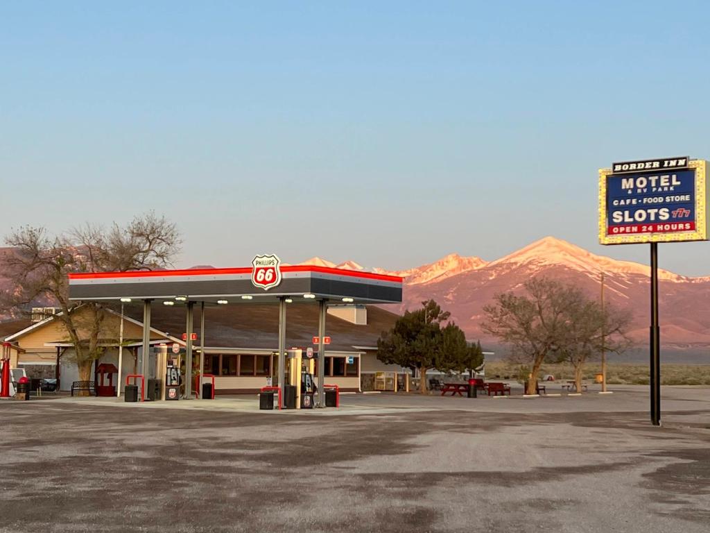 um posto de gasolina com um sinal em frente em Border Inn Casino em Baker