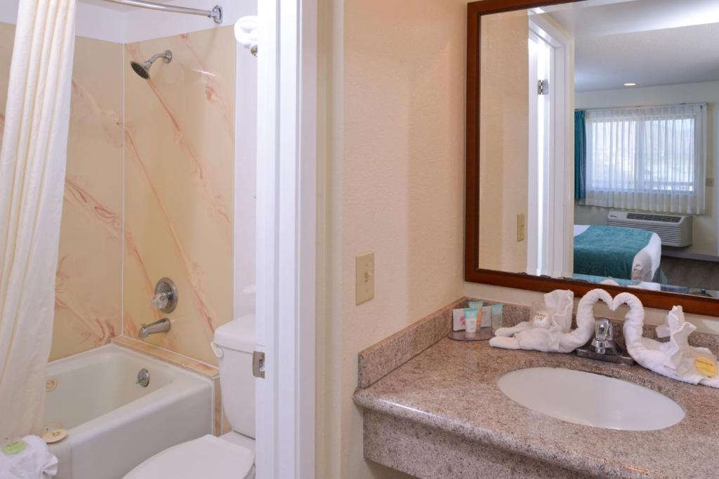 Edgewater Inn and Suites - King Room Met Uitzicht